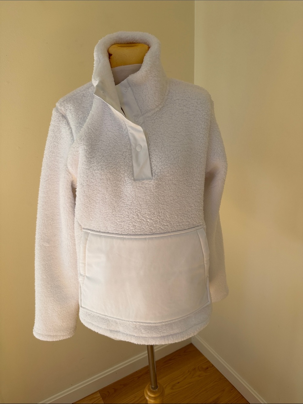 Spyder slope high pile white fleece jacket in medium.